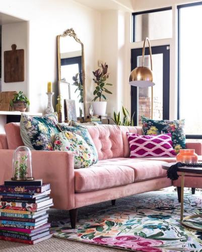 living-room-decorating-idea-with-pink-sofa-720x898